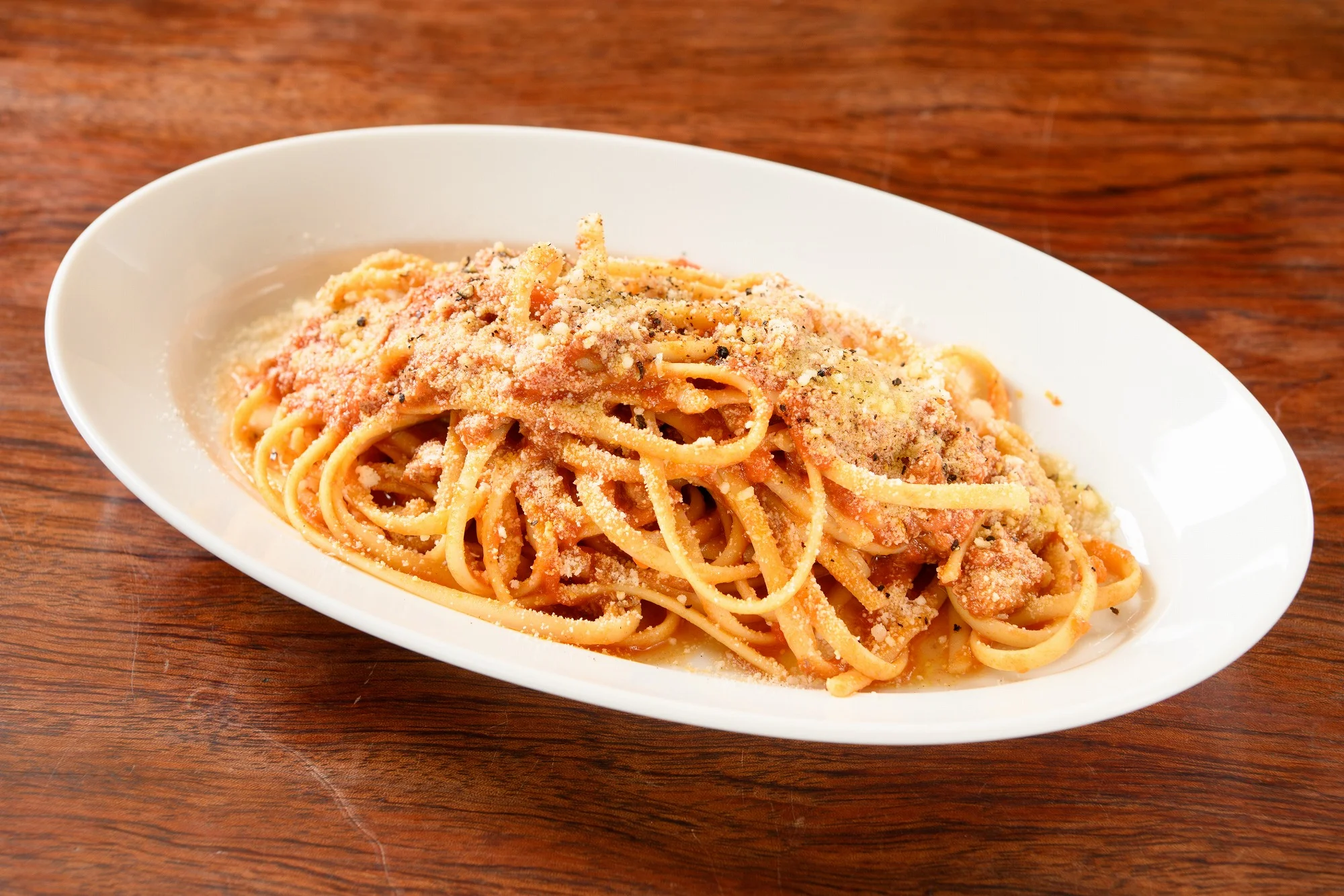ソースをまとったパスタを皿に盛り付けた料理